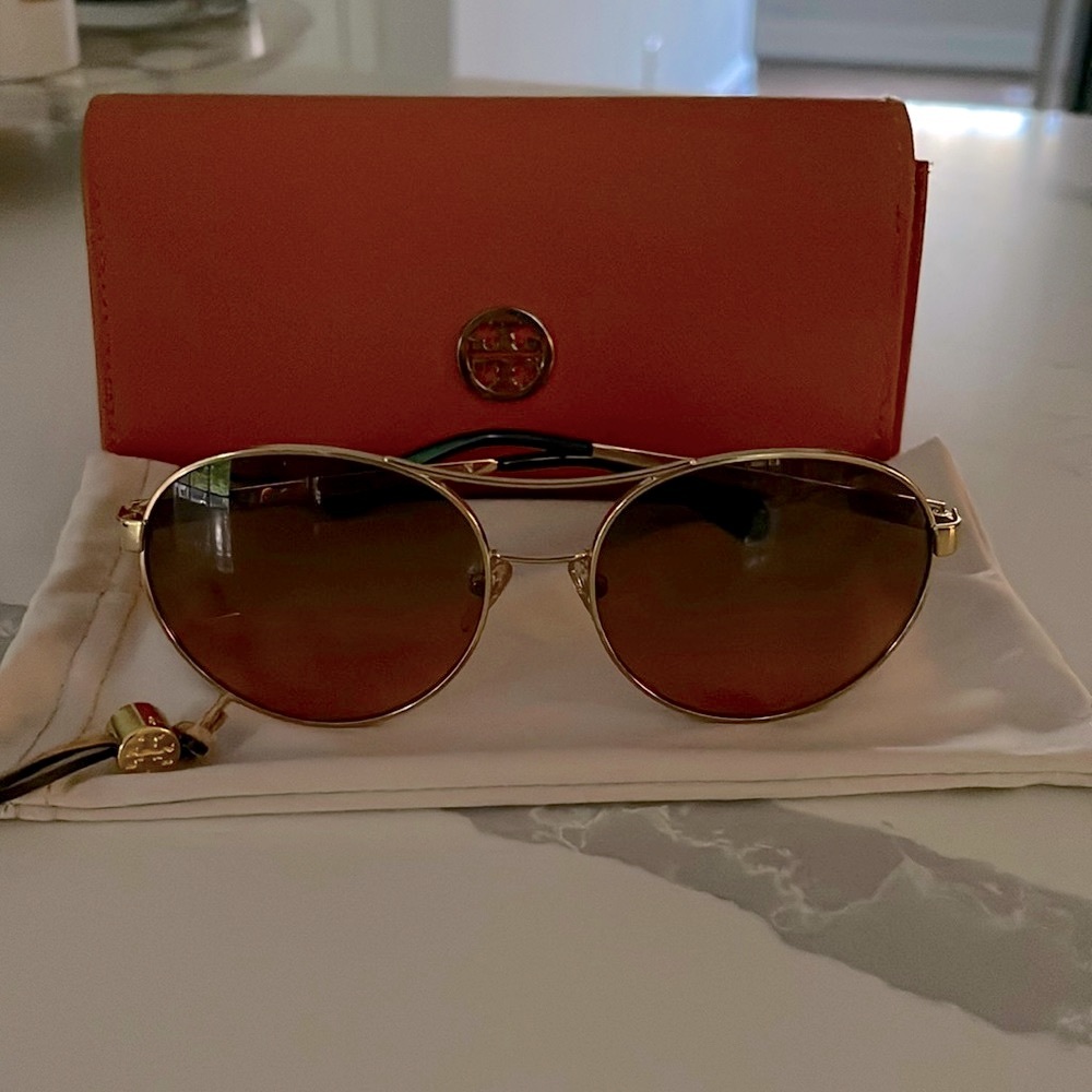Tory Burch gold aviator sunglasses. Excellent condition never worn.